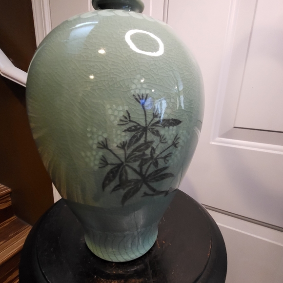 LARGE CELADON FLORA GREEN GLAZED CERAMIC POTTERY KOREAN VASE SIGNED 12" - Picture 9 of 13